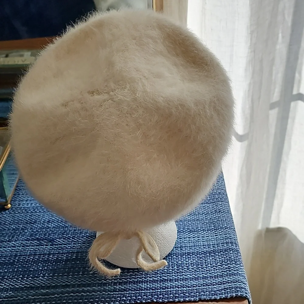 Vintage wool off white hat in cream, made in Italy. - Picture 2 of 4